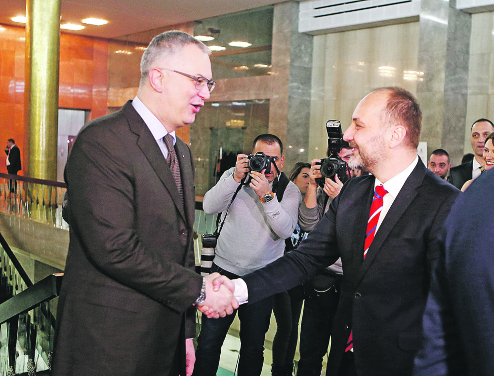 Saša iskoristio, pa šutnuo demokrate!