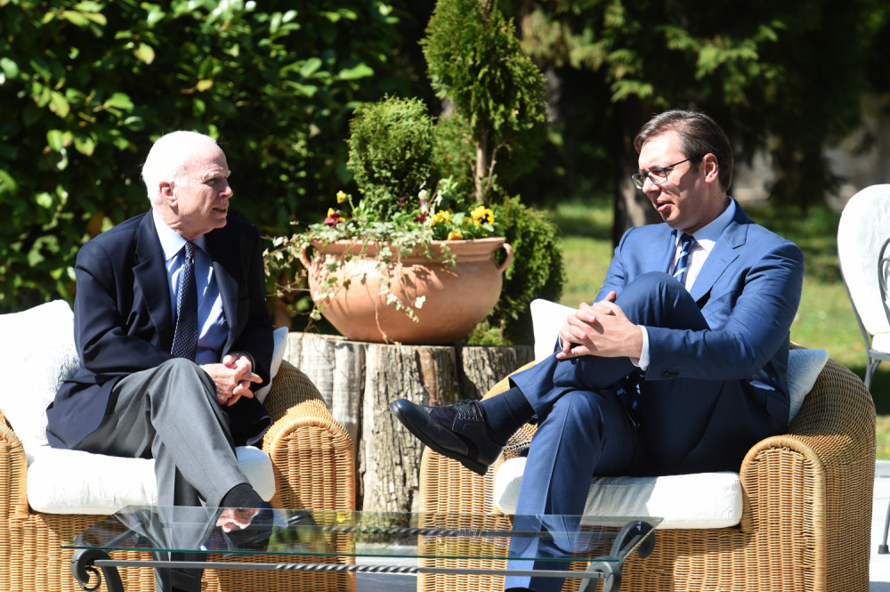 Vučić i Mekejn pomešali zastave (FOTO)