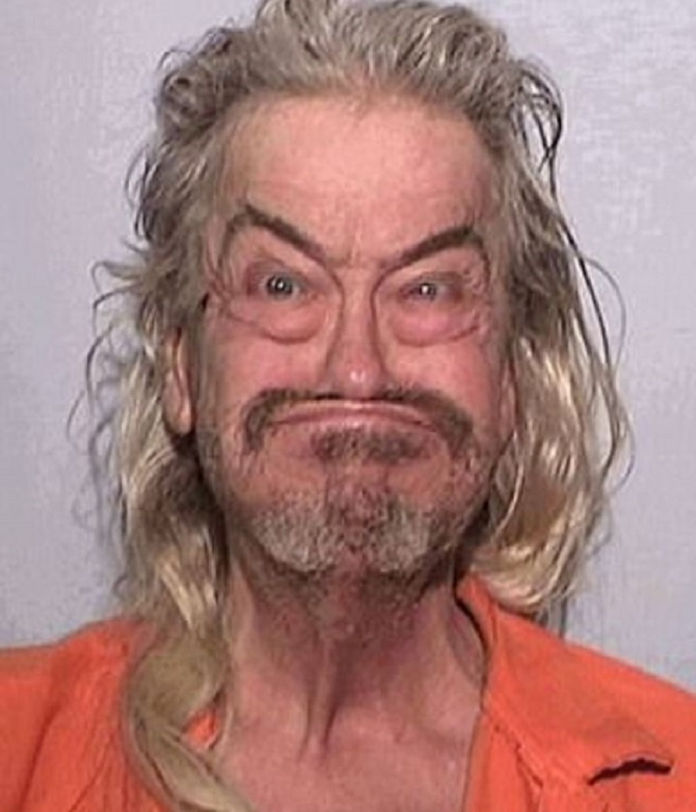 Čik pogodite zašto je ovaj tip uhapšen! (FOTO)