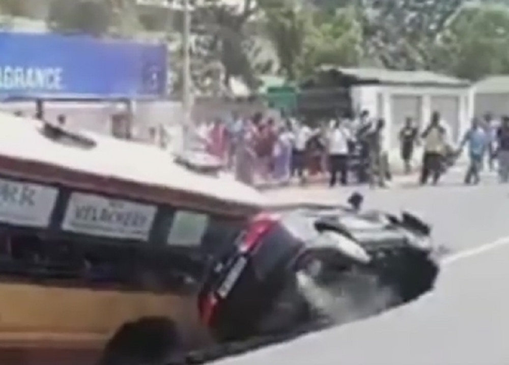 Ovako izgleda kad vas proguta rupa nasred puta (VIDEO)