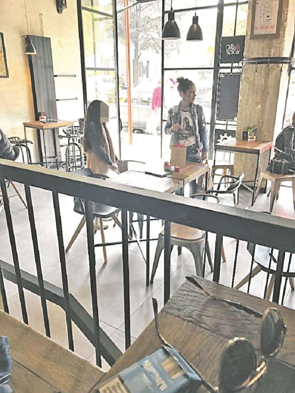 PAPARAZZO~Mina oterala ćerku iz kafića