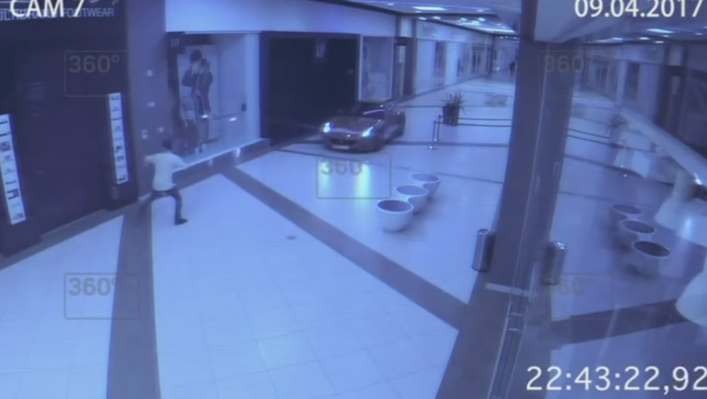 Jurio tržnim centrom u Ferariju zbog srpske umetnice! (VIDEO)