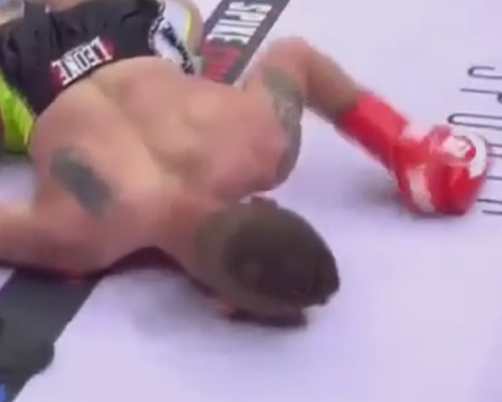 Pogledajte nokaut meseca, umalo mu je otkinuo glavu! (VIDEO)