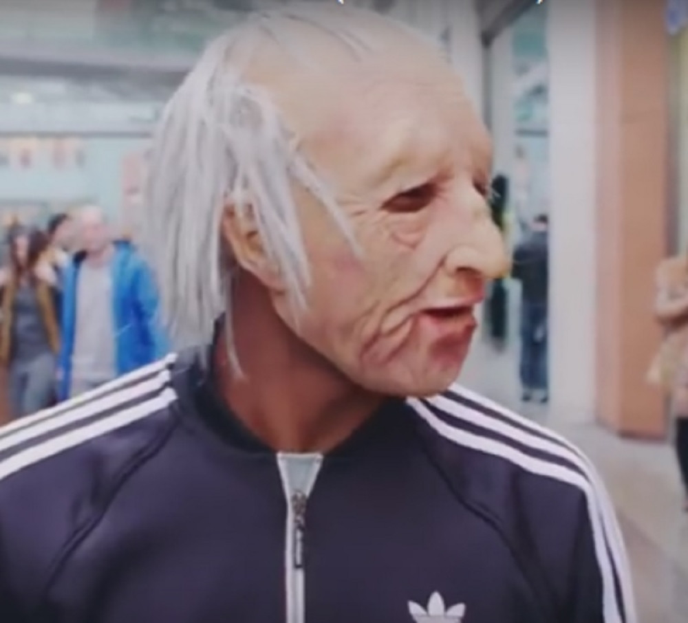 VIDEO~Fudbaler Liverpula prerušen u starca održao čas fudbala na ulici