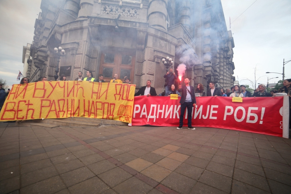 Beograđani se okupili ispred Vlade Srbije (FOTO)
