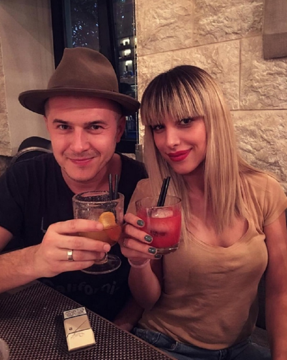 Sale i Jovana se opijali u kafani!