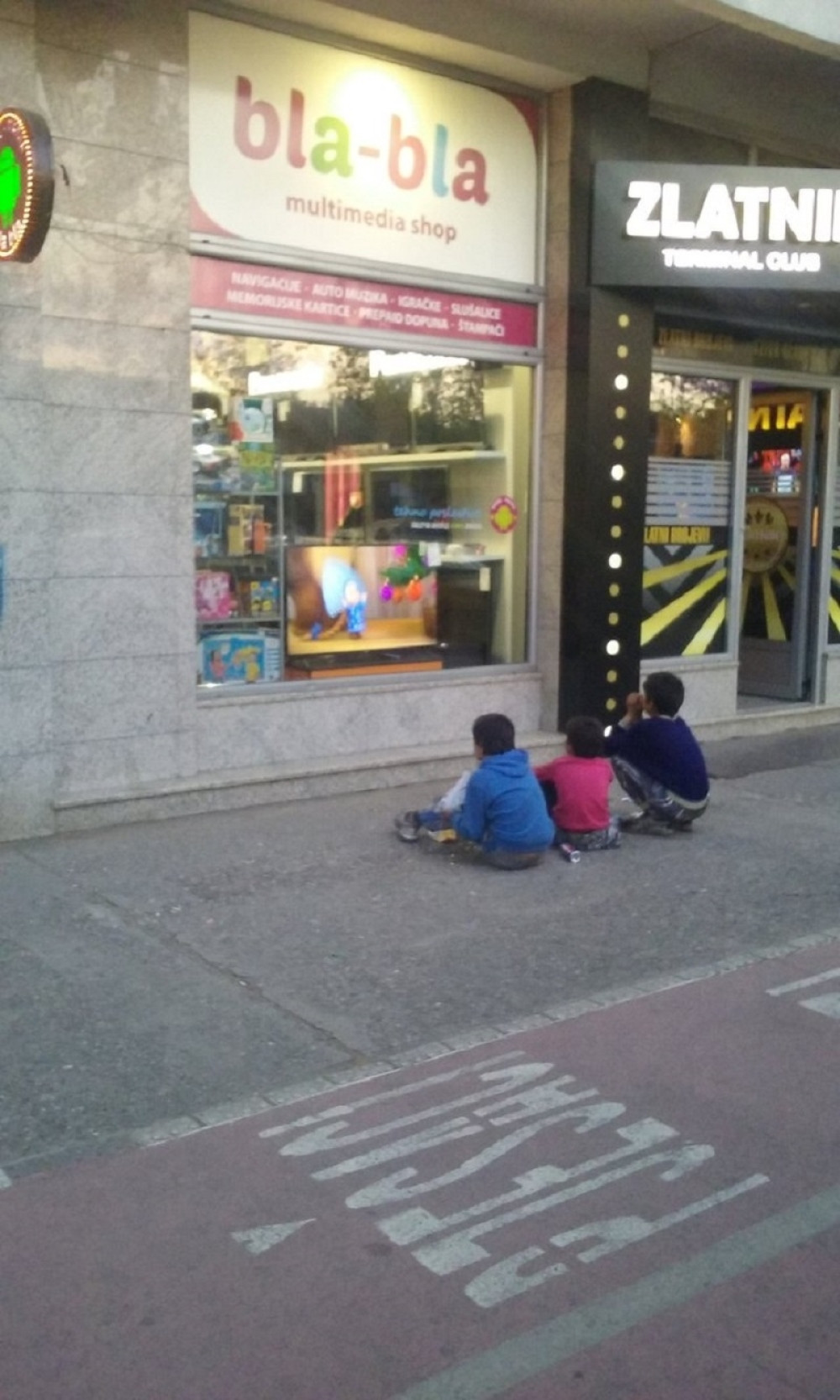 Fotka ovih mališana rasplakala je region (FOTO)