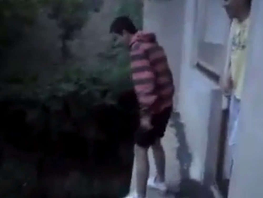 Skočio sa terase za 150 dinara! (VIDEO)