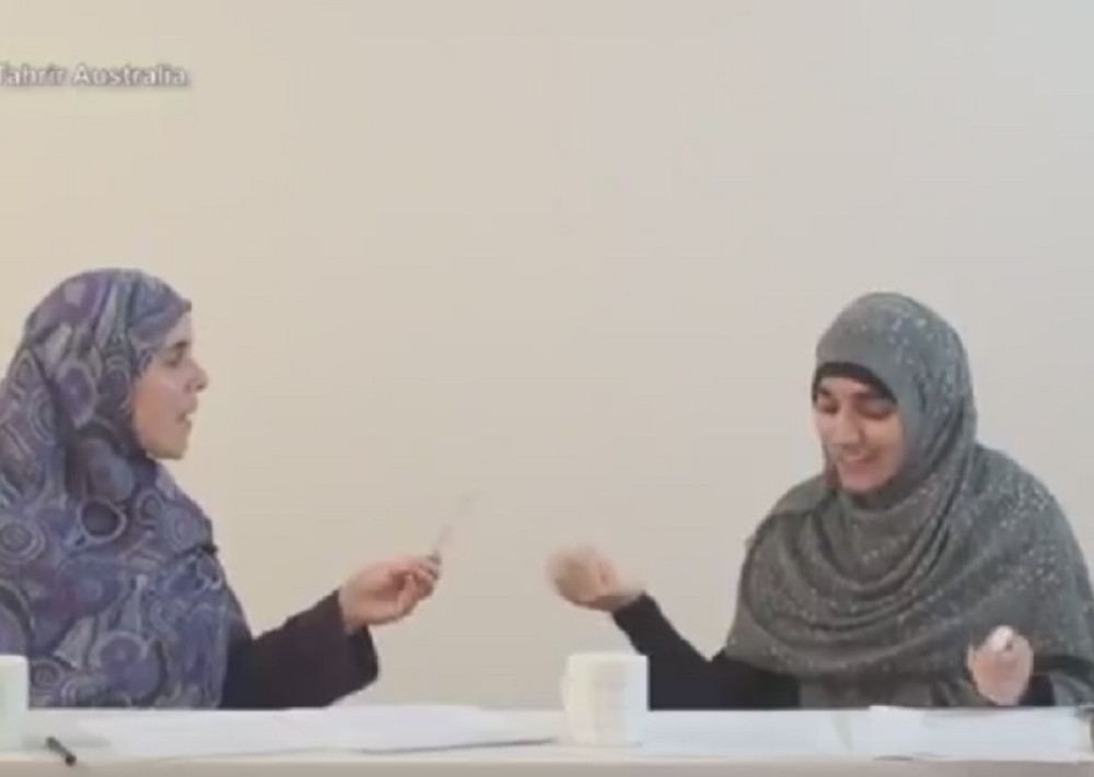 Muslimanke pokazuju kako muž treba da ih bije (VIDEO)