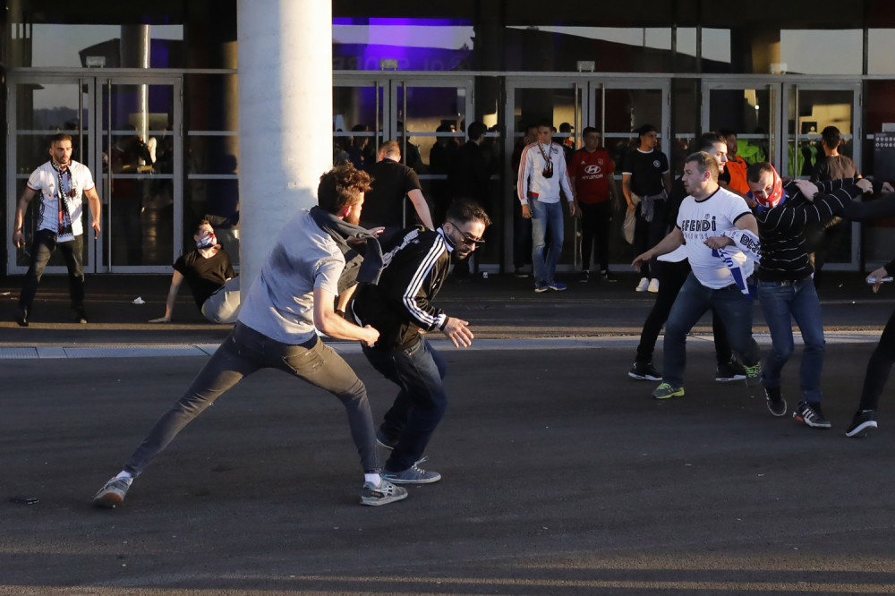 Policija žestoko kažnjava navijača zbog uboda nožem!