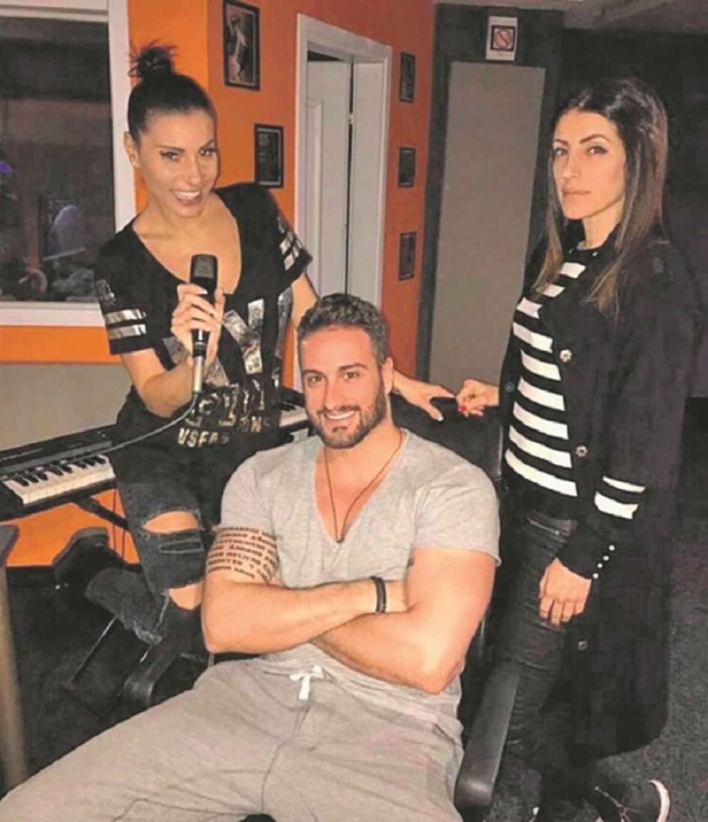 Mia u studiju sa dečkom