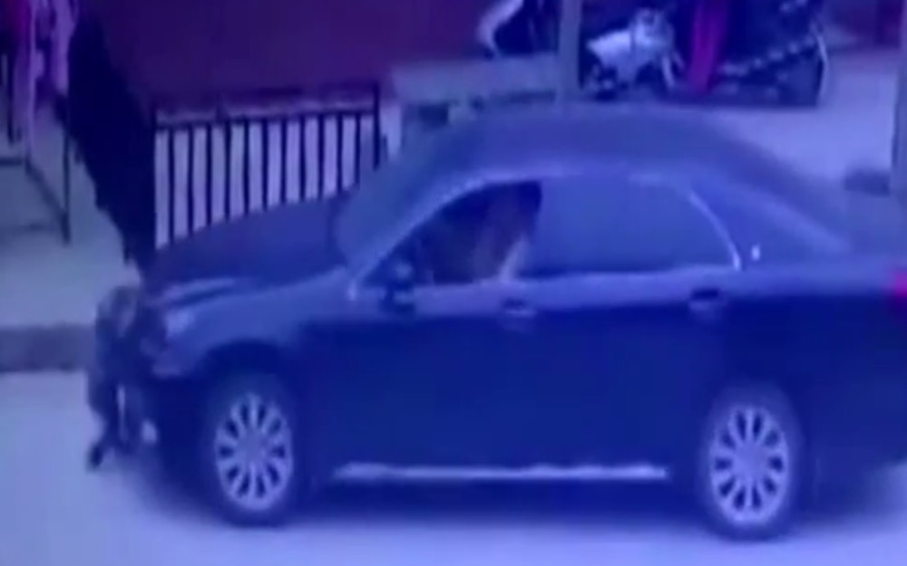 Prešao kolima preko deteta, dečak preživeo (VIDEO)