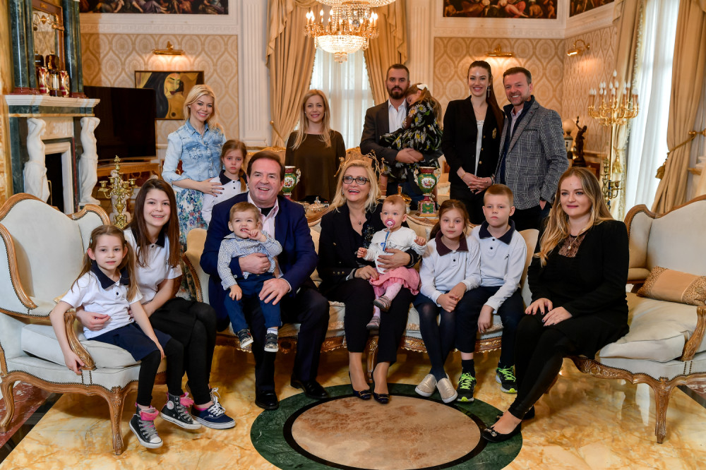 Nije sreća para puna vreća, već dece puna kuća (VIDEO)