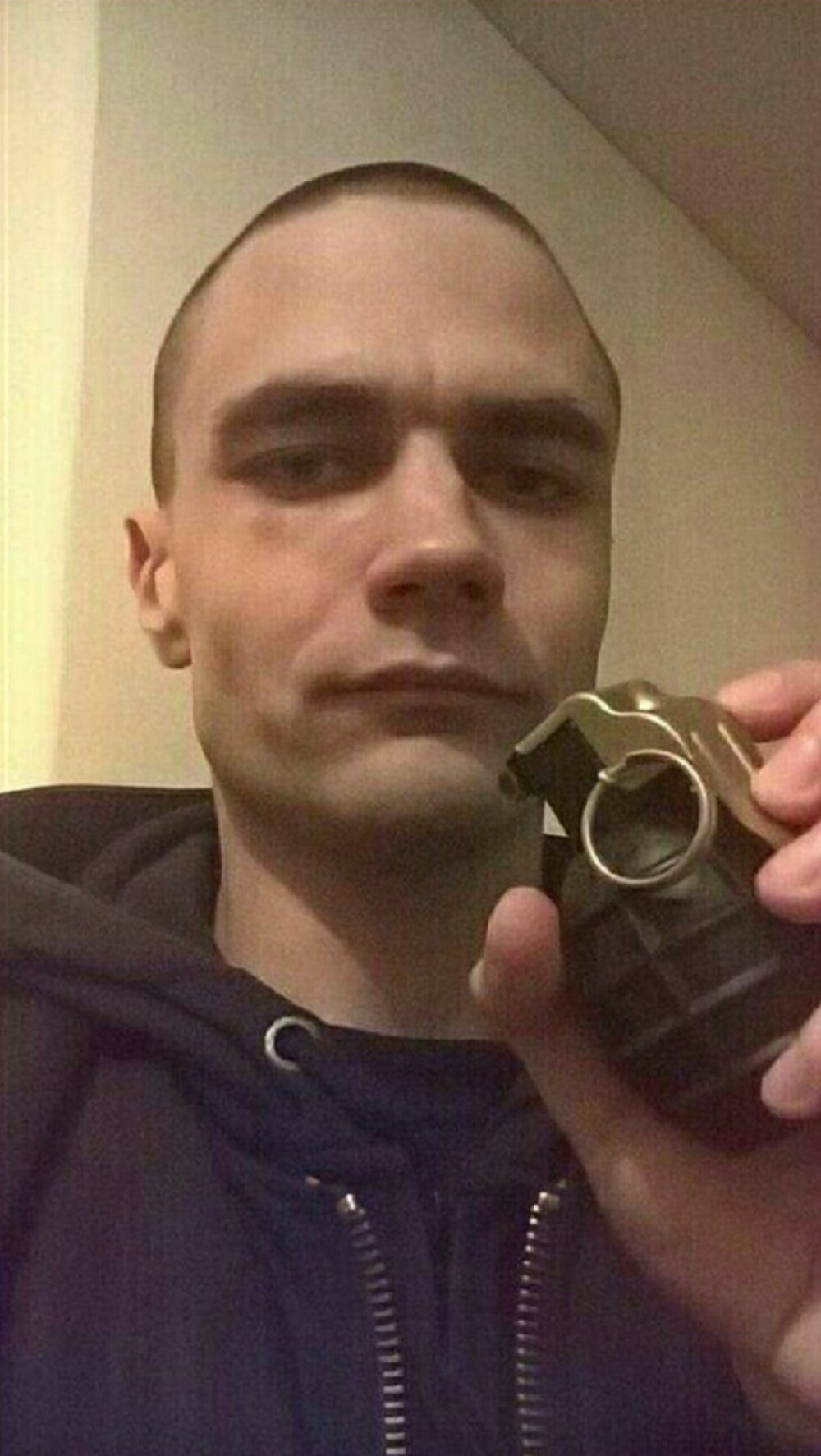 Bacio bombu u Zrenjaninu da bi se slikao i objavio na Fejsu!