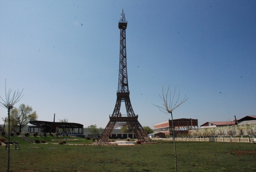 Usred Kosova nikla Ajfelova kula! (FOTO)