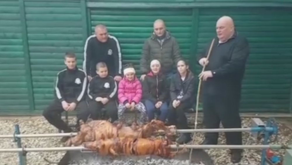 Palma vrteo svinju i prase (VIDEO)