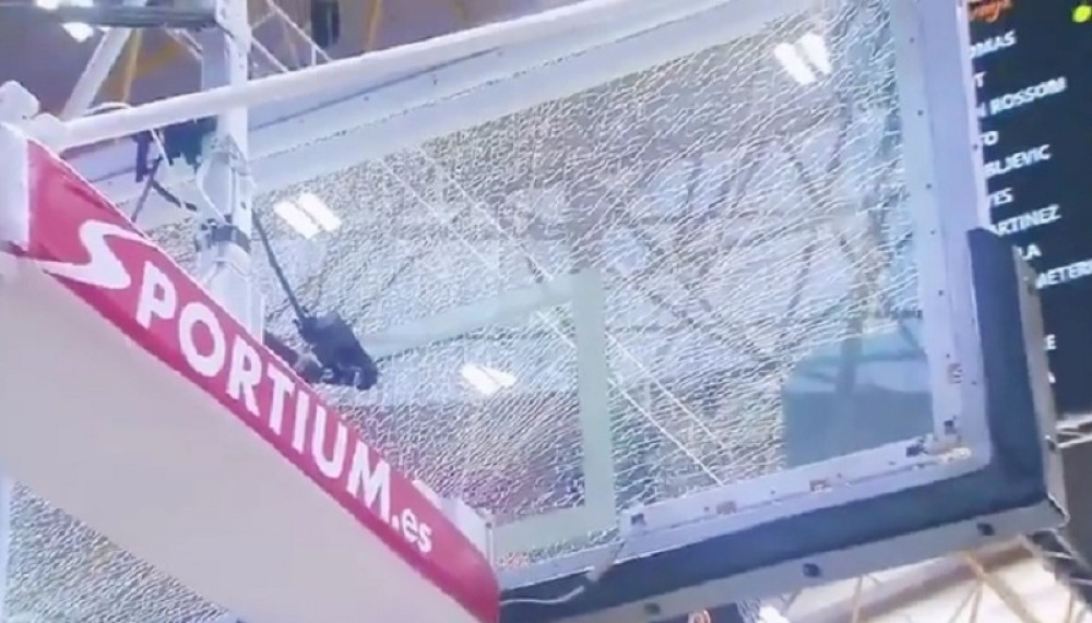 Centar Barselone polomio tablu usled zakucavanja (VIDEO)