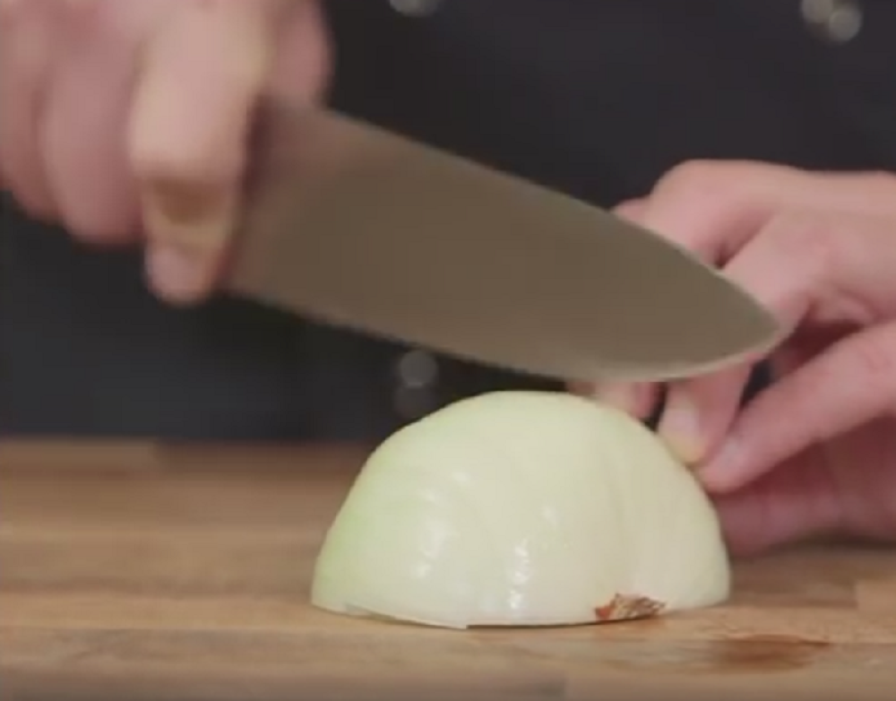 Iseckajte crni luk brzo i lako! (VIDEO)