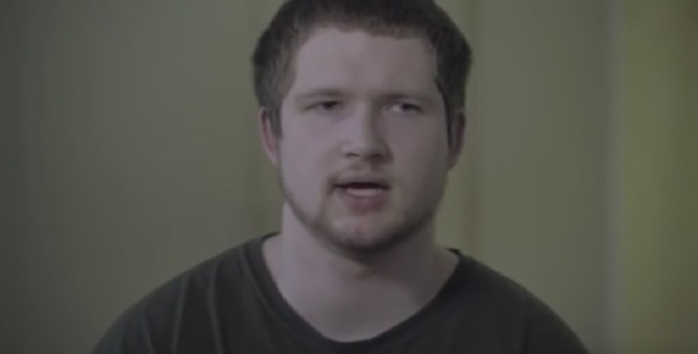 Sin ih izrešetao, oni ga posećuju u zatvoru! (VIDEO)