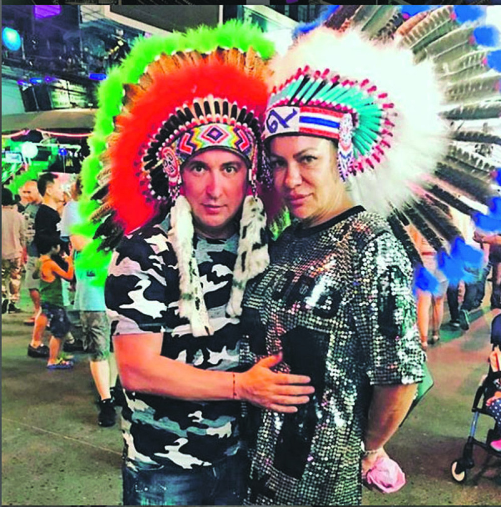 Đani častio suprugu „Versaće“ ogrlicom