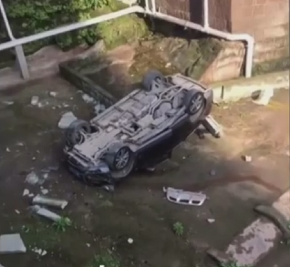 Pao džipom sa zgrade! (VIDEO)