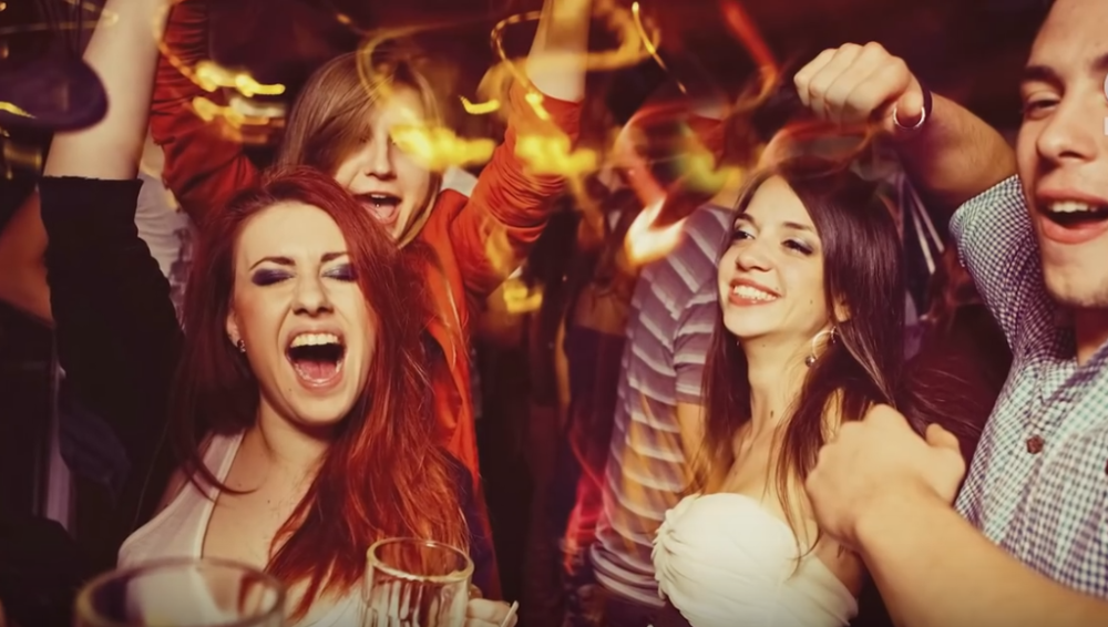 Mešanje alkohola i energetskih pića vodi u katastrofu! (VIDEO)