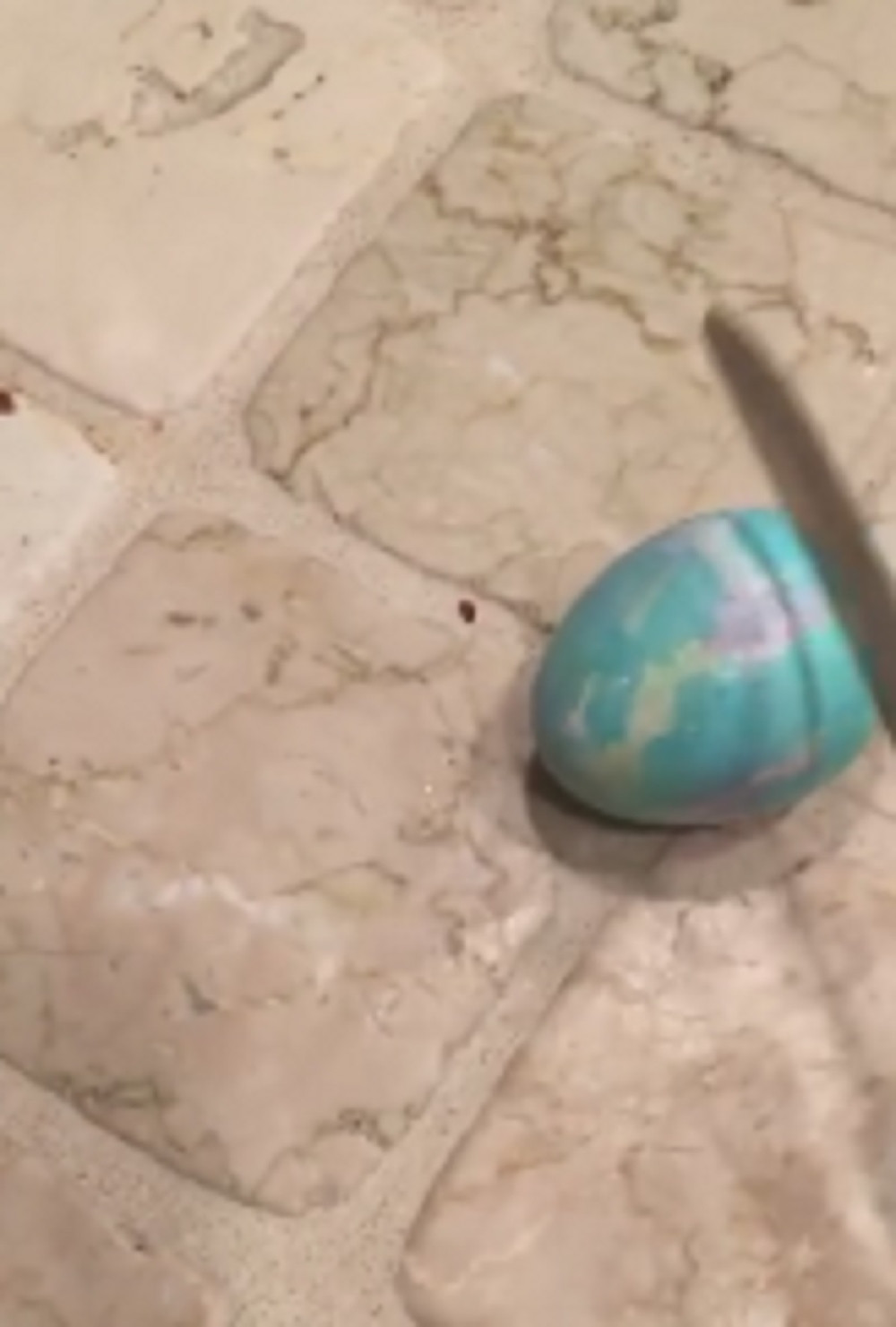 Razbili devet godina staro uskršnje jaje, bolje da nisu... (VIDEO)