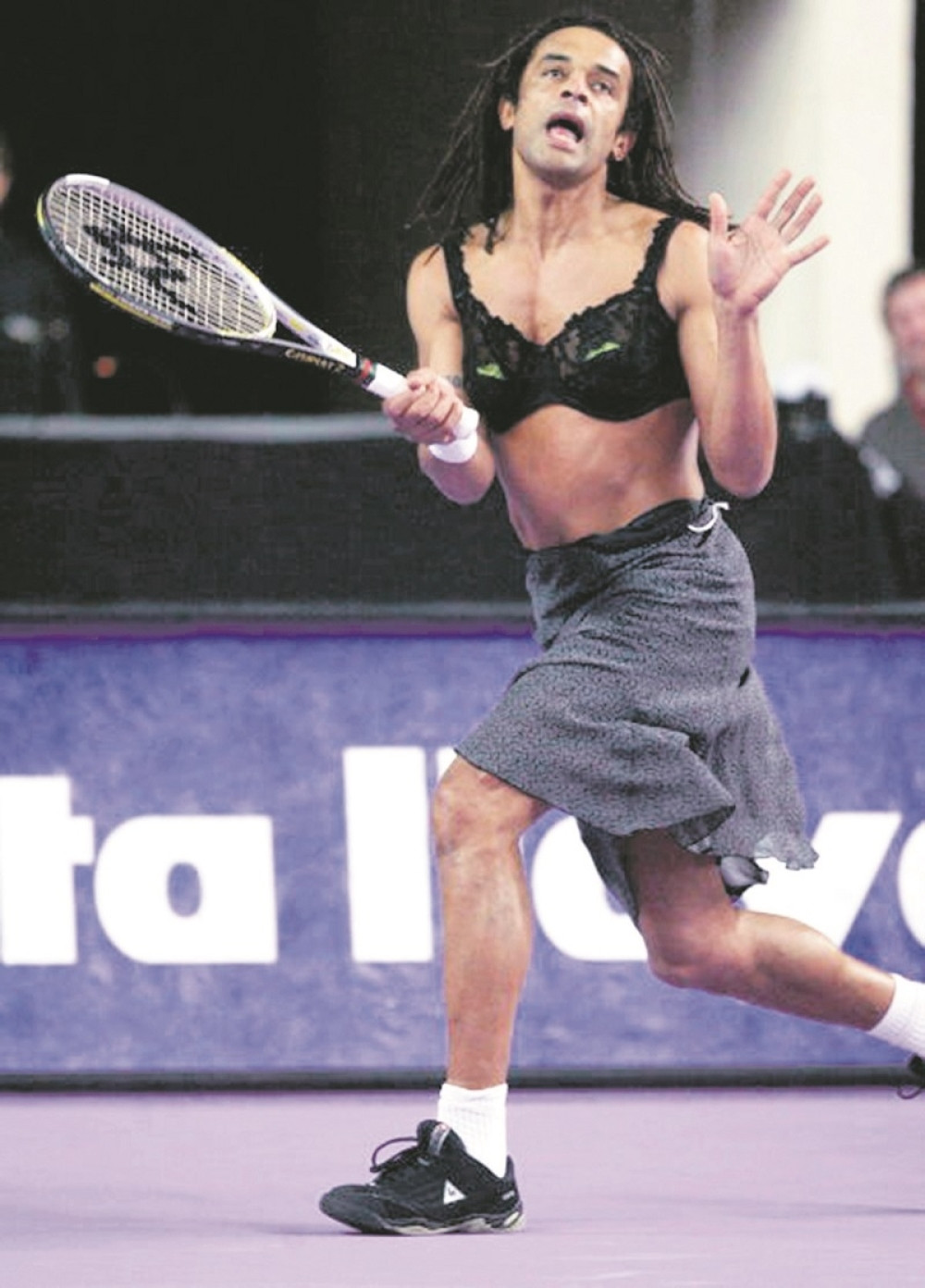 Noa je klovn i trbušna plesačica!