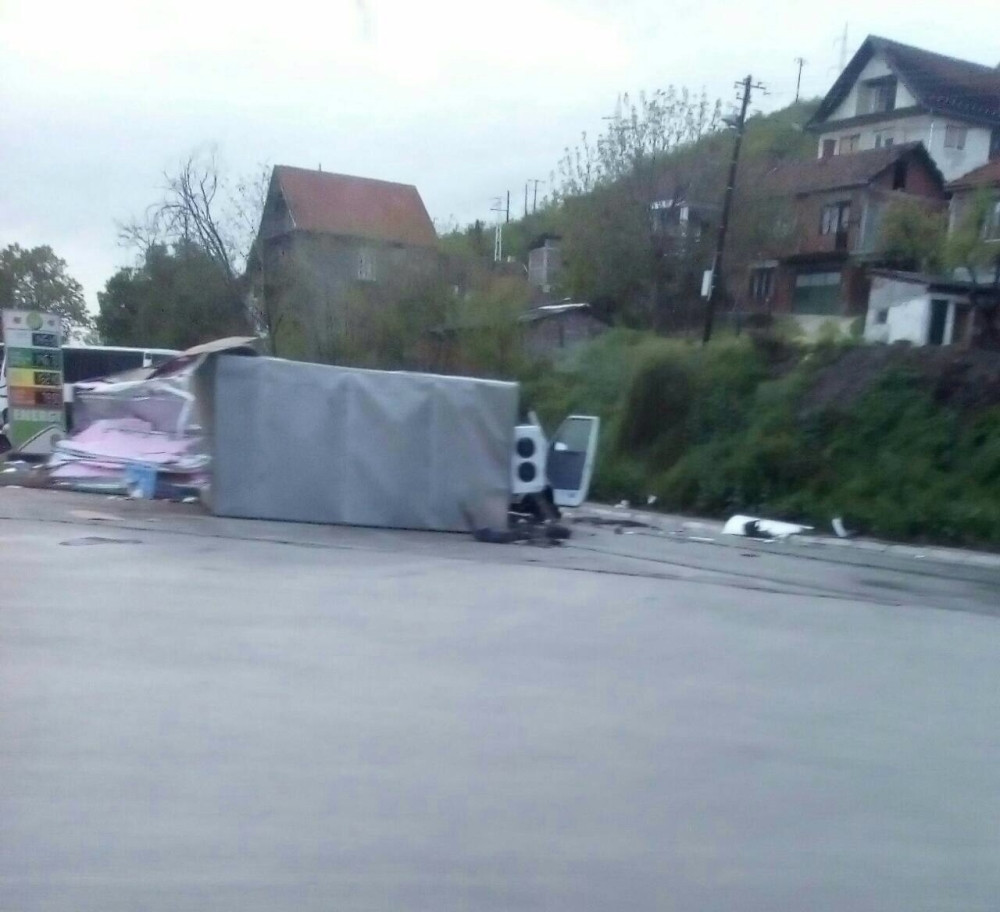 Jeziv sudar autobusa i kamiona, poginuo vozač!