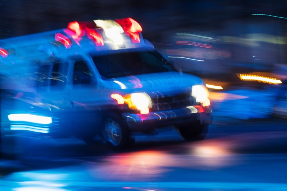 Keba udario devojku na pešačkom, žena se zakucala u banderu