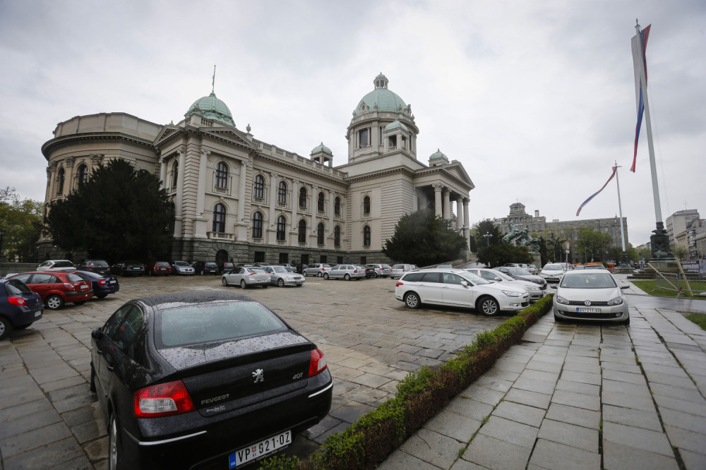 Poslanici kriju limuzine po budžacima!