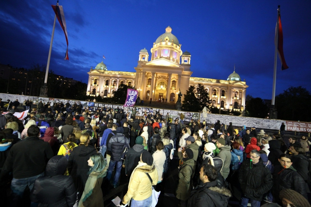 Šešelj nasrnuo automobilom na demonstrante! (VIDEO)