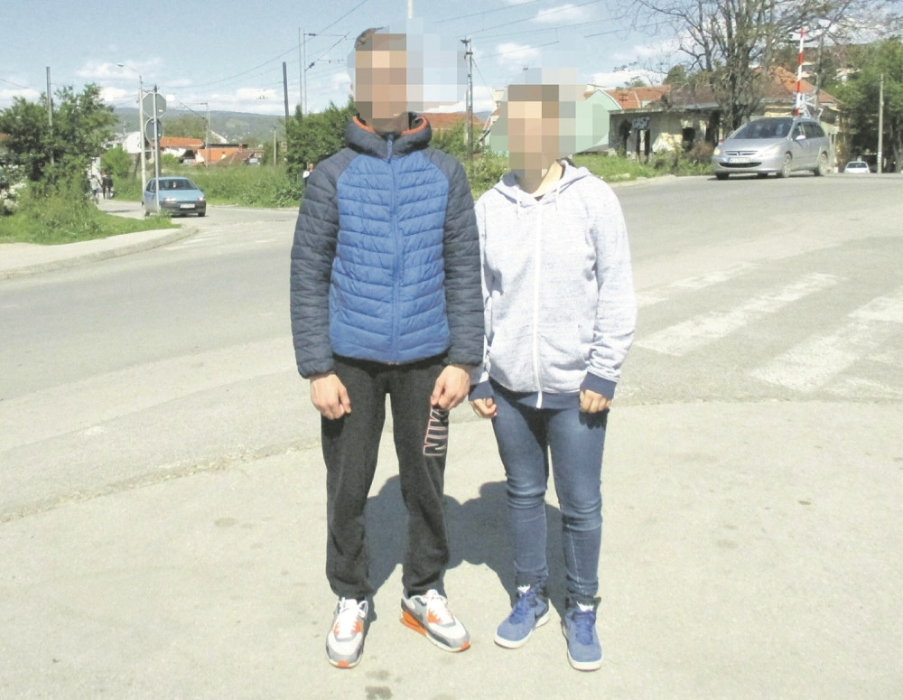 Dečake tukli šipkama, devojčicu šutirali