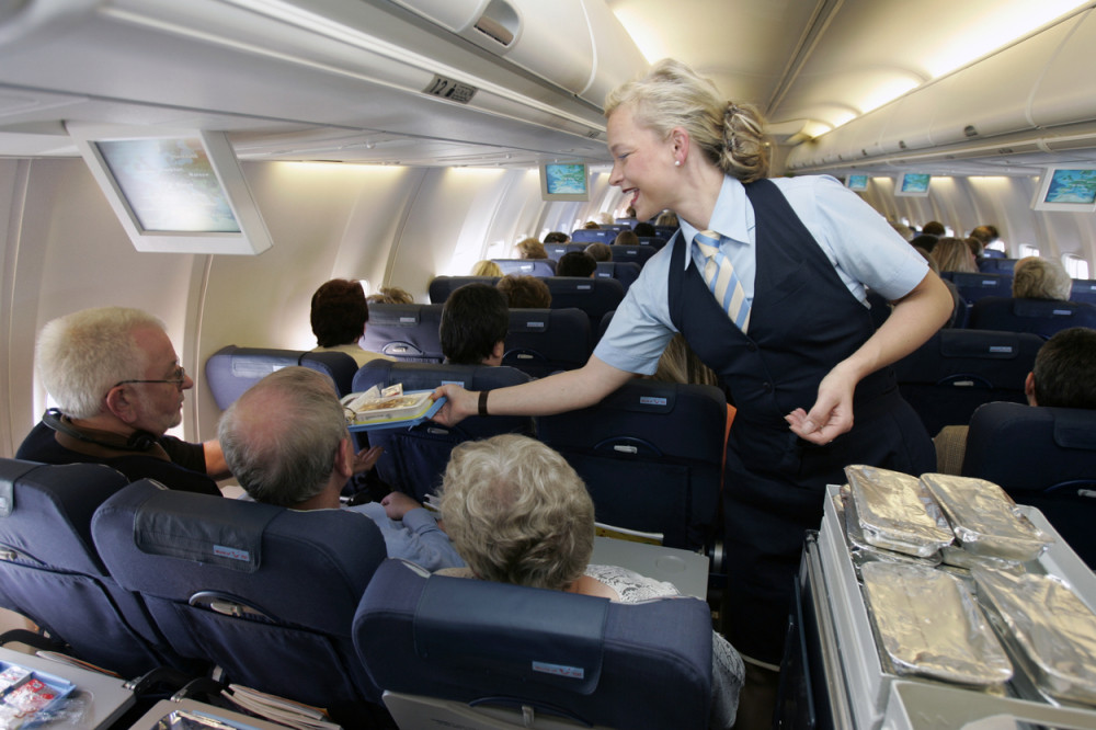 Stjuardesi se na letu prevrnula kolica, pao joj je mrak na oči kada je shvatila na koga su sletela: "Zgrozila se"