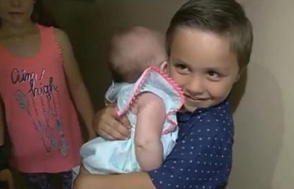 Dečak (5) uzeo bebu u ruke i tako spasao život majci!