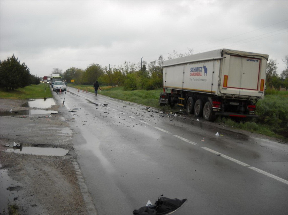 Vozač „ševroleta“ podleteo pod šleper (FOTO)