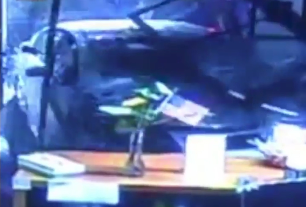 Automobilom uleteo u banku! (VIDEO)