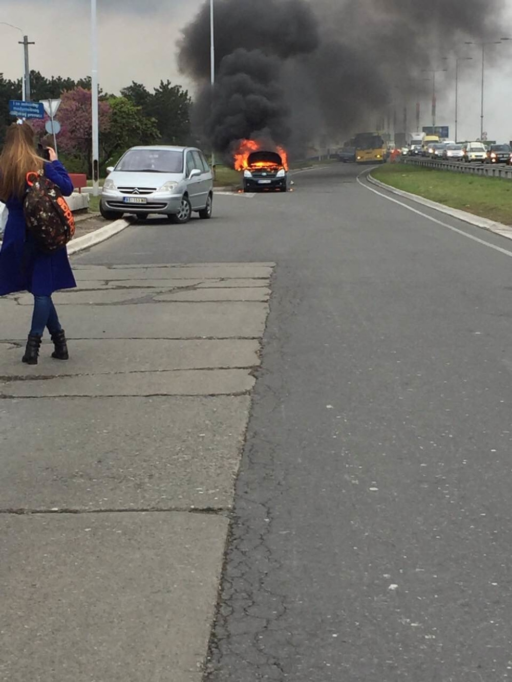 Gori automobil kod centra Sava (FOTO)
