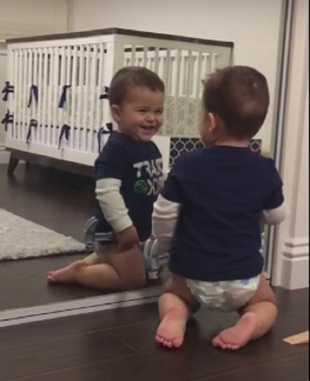 Roditelji uhvatili bebu u urnebesnom trenutku! (VIDEO)