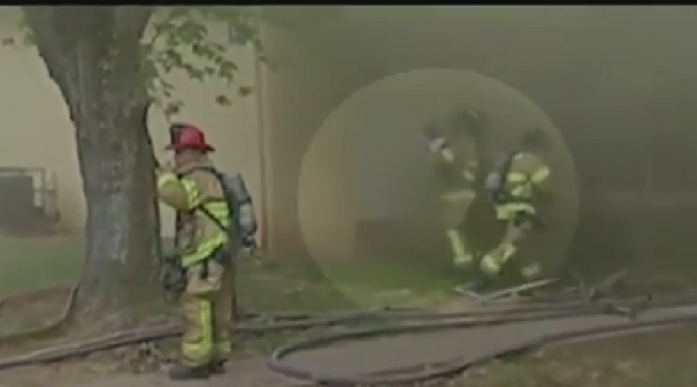 Vatrogasac uhvatio bebu bačenu iz zapaljene zgrade! (VIDEO)