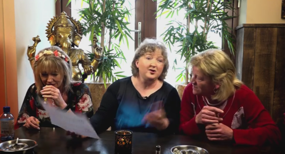 Tri majke su prvi put probale marihuanu! (VIDEO)