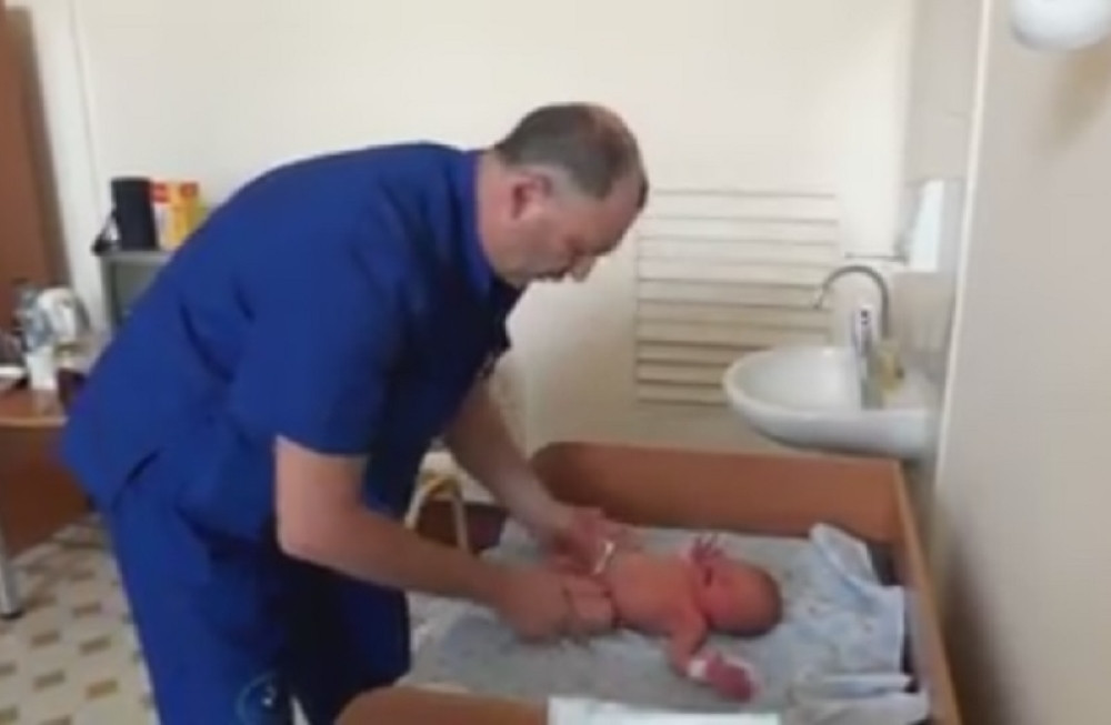 Nećete verovati šta je ovaj pedijatar uradio bebi! (VIDEO)