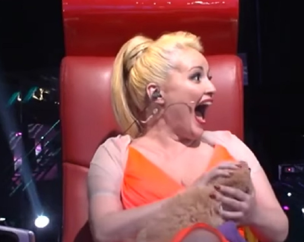 Maja Nikolić razbesnela pratioce: Grudi samo što nisu ispale, a onda je njega privila na dekolte i nije ga puštala! (FOTO)