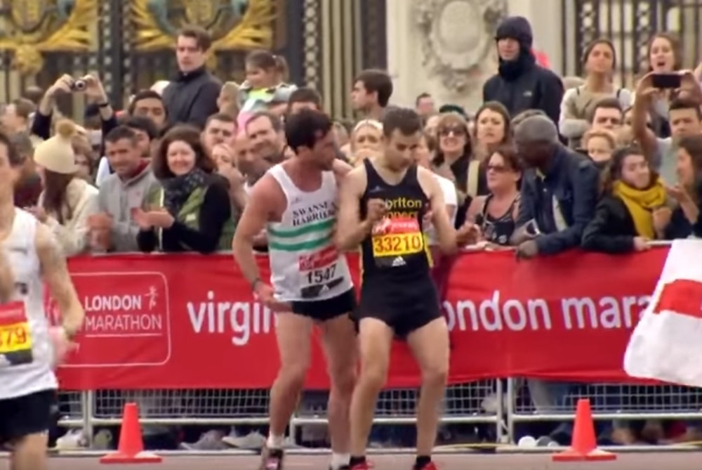 Pomogao kolegi da završi trku (VIDEO)