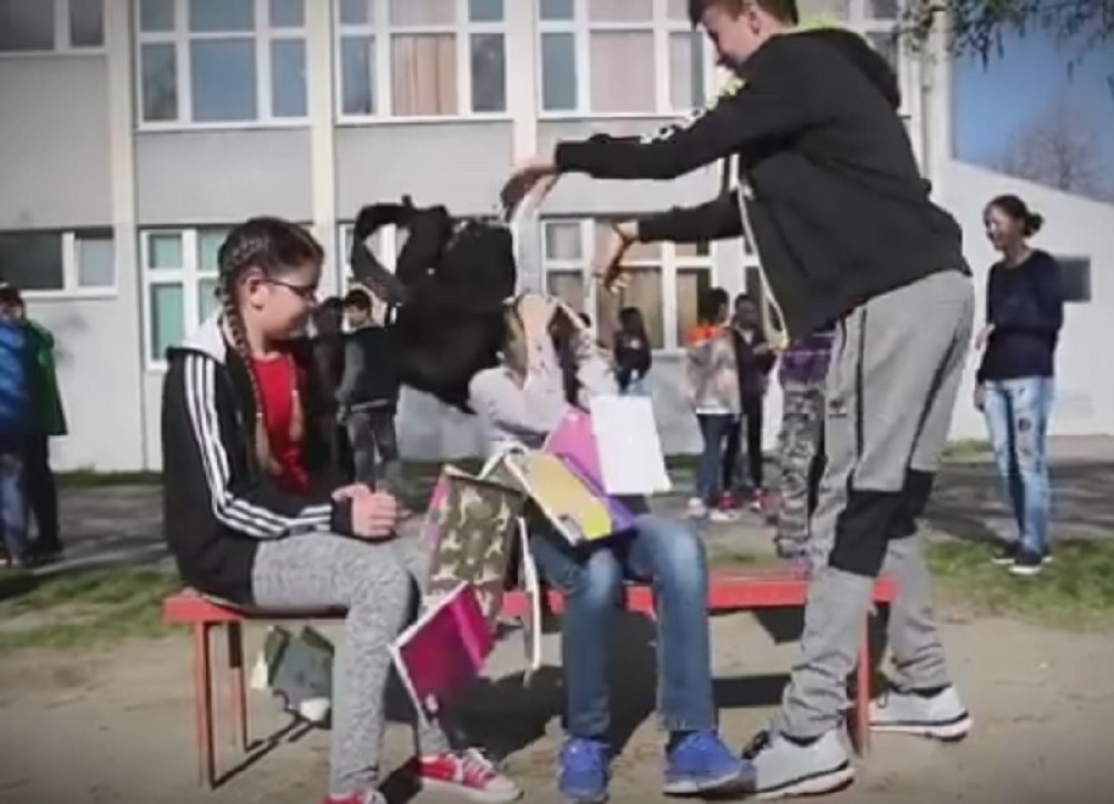 Potresan video vršnjačkog nasilja! (VIDEO)