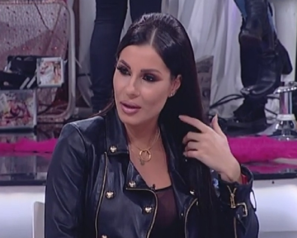 Mia nije trudna?! (VIDEO)