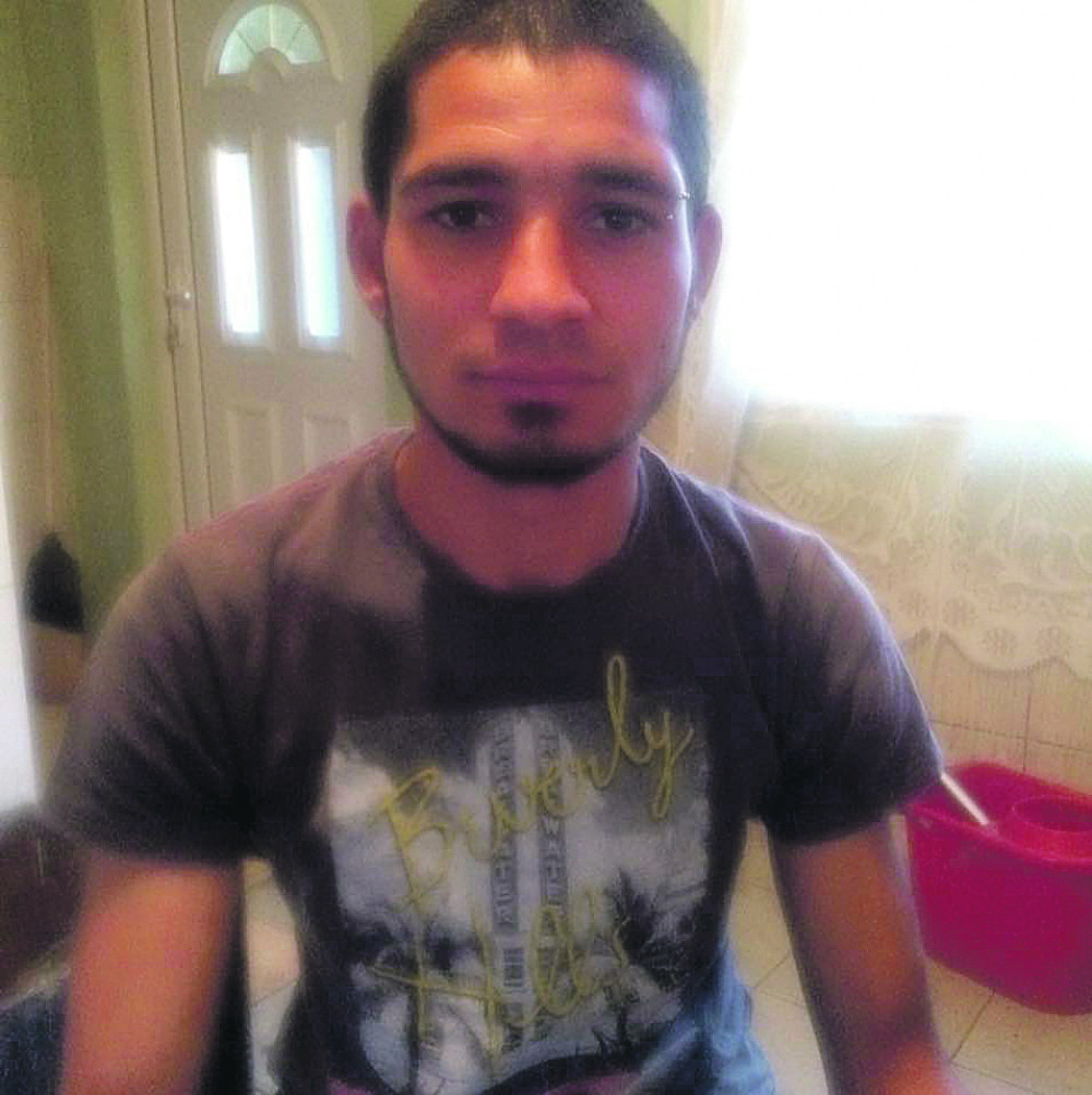 Mrtvog brata video zgrčenog na podu