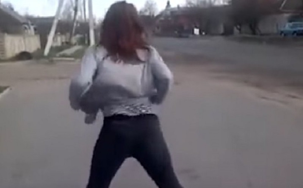 Pokazala guzu i izazvala stravičan sudar (VIDEO)