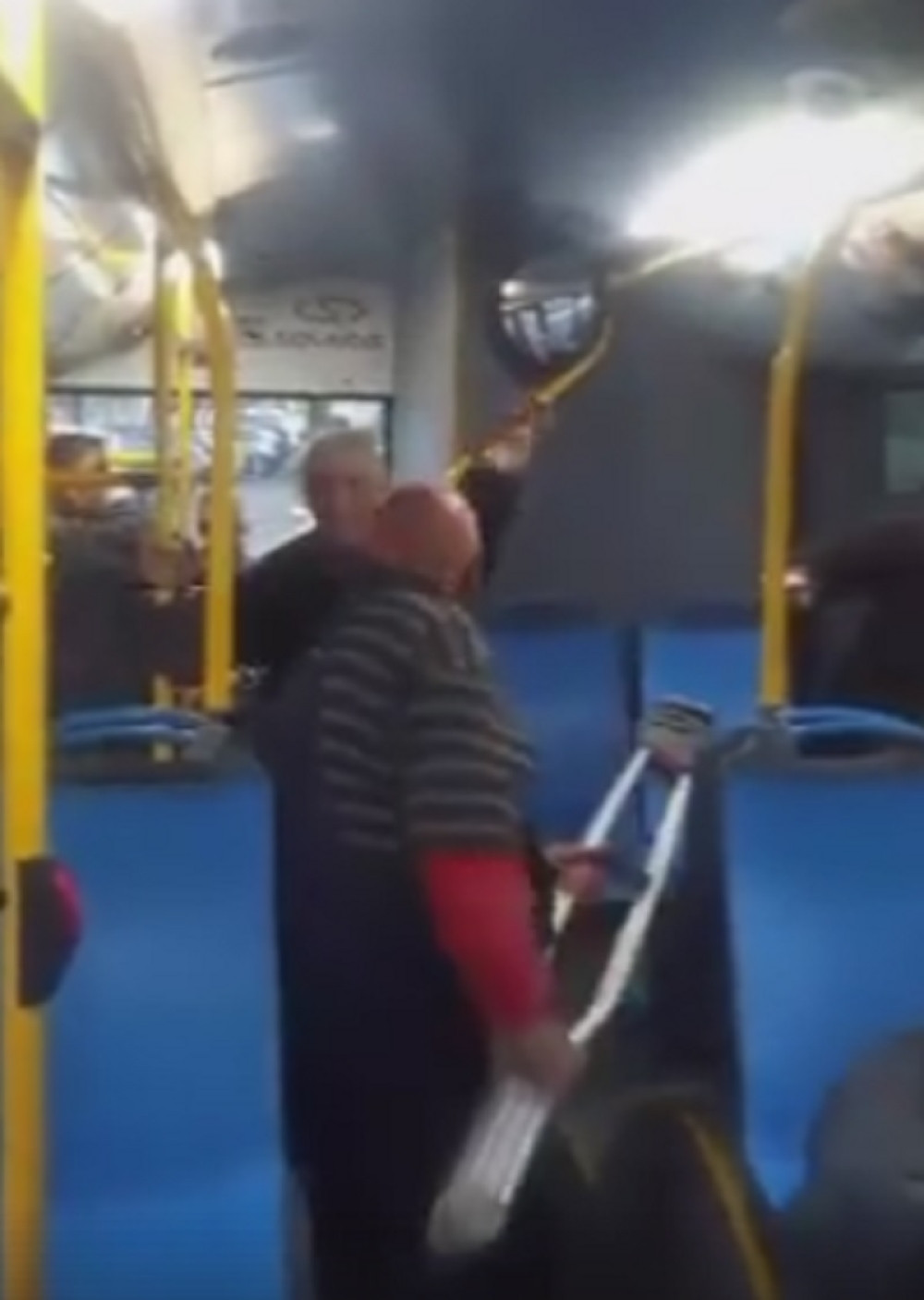 Čovek štakama napao putnika!