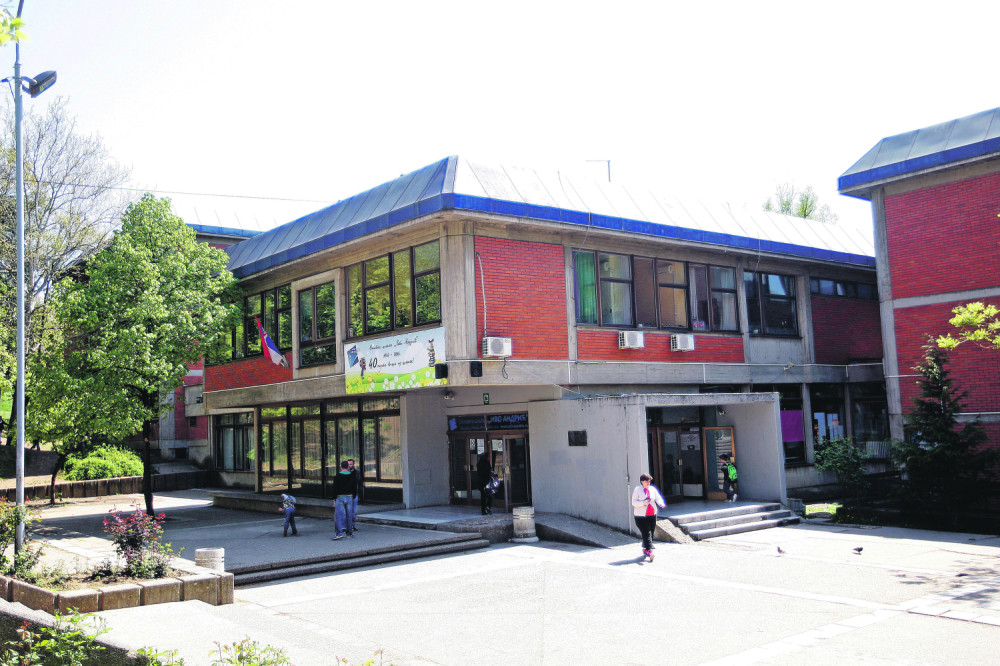 Devojčica krvava lutala po školi!